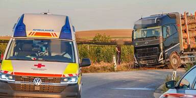 Motorrad prallt in Kurve gegen Lkw: Biker stirbt bei Kollision