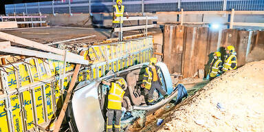 Bruck an der Leitha Auto krachte in Baugrube Unfall A4