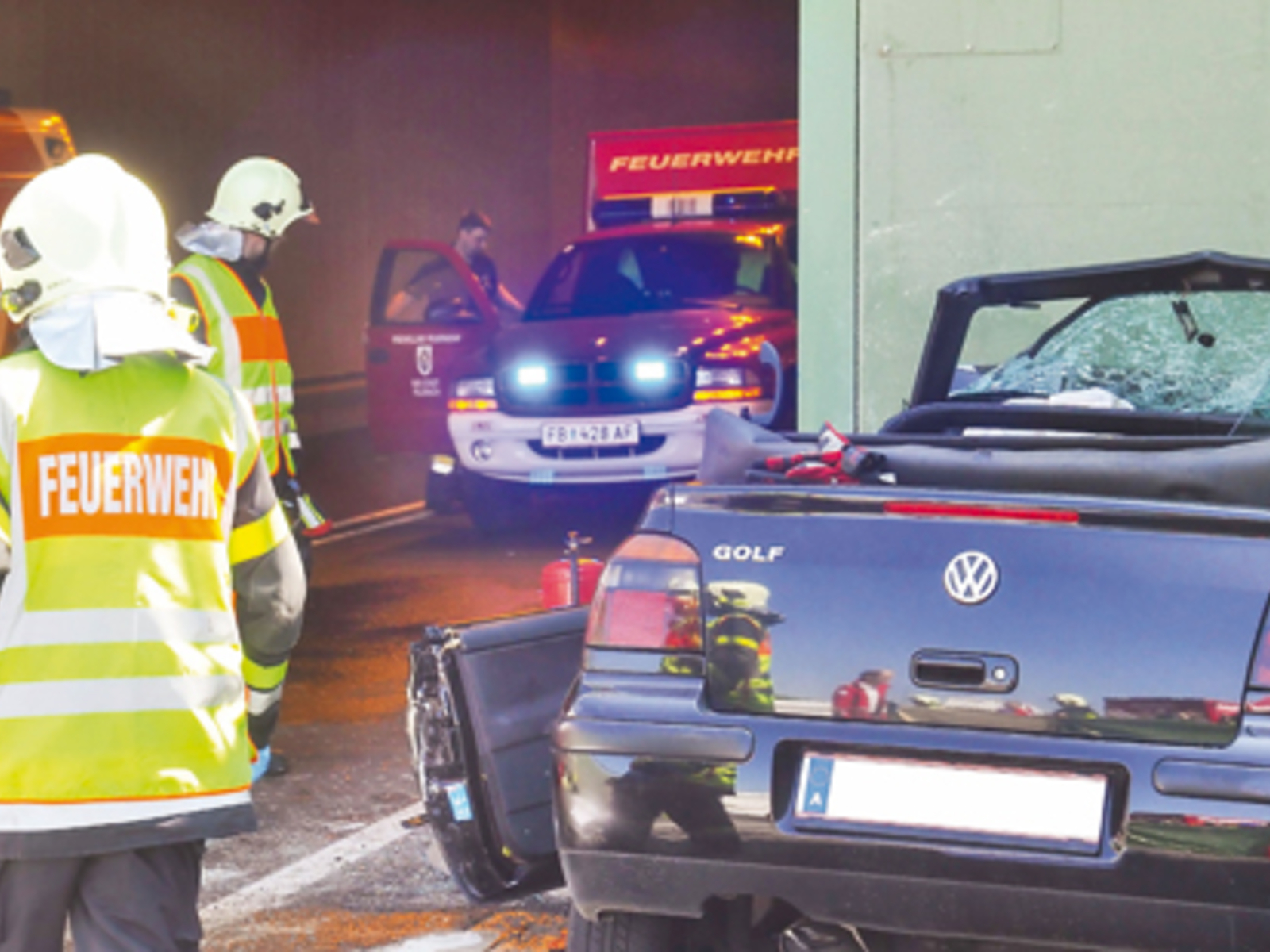 VW-Beifahrer zeigt Polizei Stinkefinger – Ärger auch für Fahrer