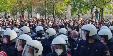 Polizisten bei Demo