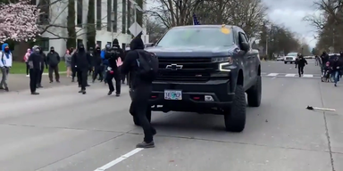 Demonstrant in Oregon beinahe von Chevy Pick Up angefahren