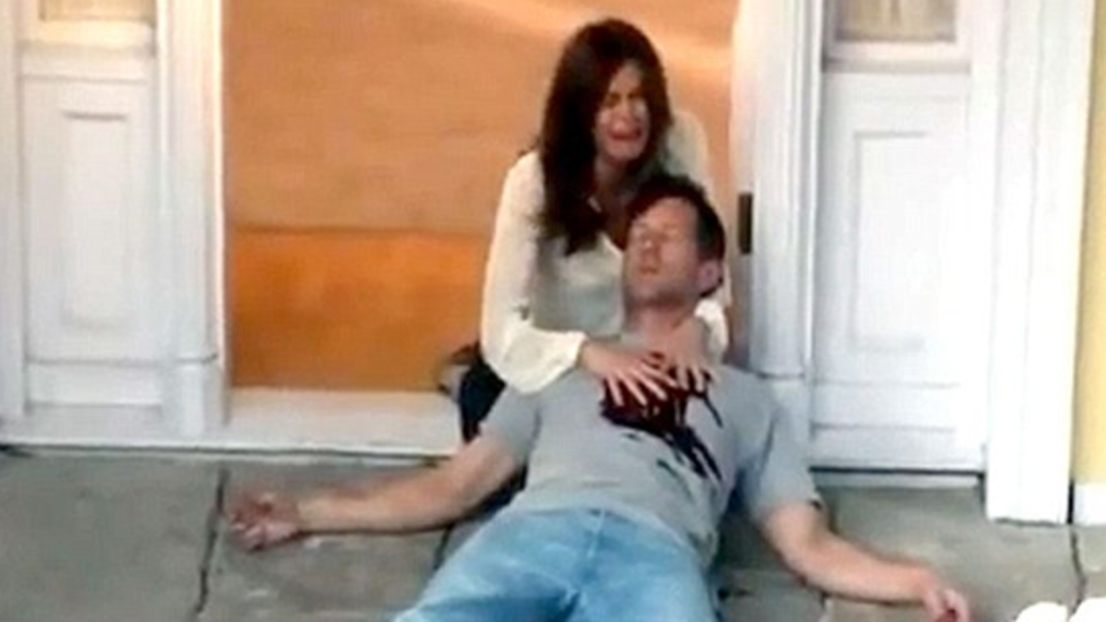 Mike Delfino wird vorm Haus erschossen - stars24