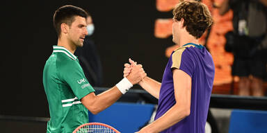 Djokovic müht sich ins Achtelfinale