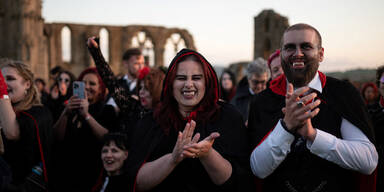 1.369 verkleidete Vampire stellen neuen Guinness-Rekord auf