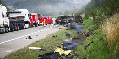 Kleintransporter crasht in Biker-Gruppe: 4 Tote