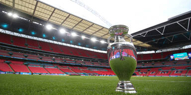 EM-Pokal auf dem Rasen des Wembley Stadiums