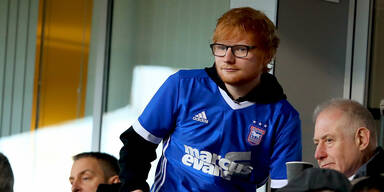 Ed Sheeran trägt ein Ipswich-Trokot