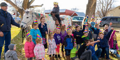 Kindergartengruppe schenkt krebskrankem Buben (5) Ritt auf einem Einhorn