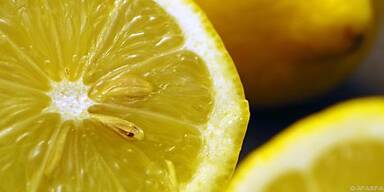 Eisiger Zitronensaft für Soßen und Topfen