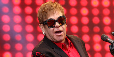 Elton John musste nach Sturz für eine Nacht ins Spital!
