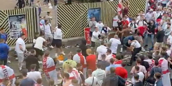 Einige England-Fans gerieten vor dem EM-Finale an einander