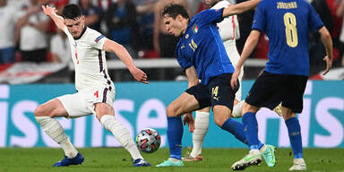 Englands Declan Rice im Zweikampf mit Italins Federico Chiesa