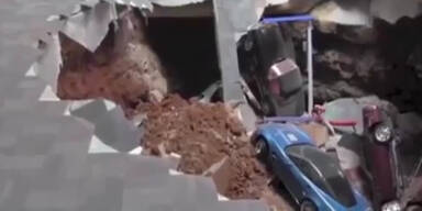 Überwachungsvideo: Erdloch verschlingt Luxussportwagen