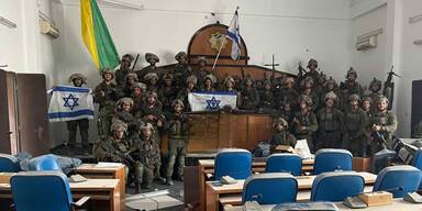 Israelische Soldaten im Parlament in Gaza