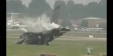 Crash bei Flugshow: F16-Jet fängt Feuer