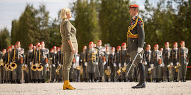 Verteidigungsministerin tanner bei Kommandoübergabe der Garde