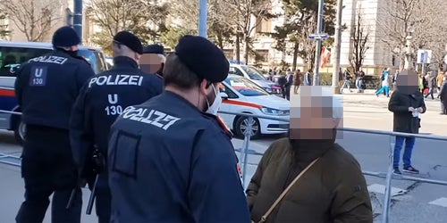 Ältere Frau verhaftet: Mega-Wirbel um Demo-Video