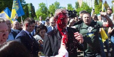 Demonstranten attackieren Russlands Botschafter in Polen