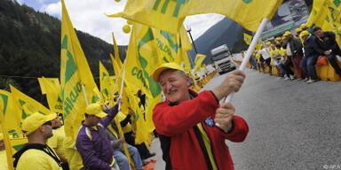 Fahnen, Kuhglocken und Protestsprüche am Brenner