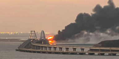 Krim-Brücke nach Explosionen eingestürzt
