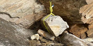 Wanderer drei Stunden lang unter Felsblock eingeklemmt