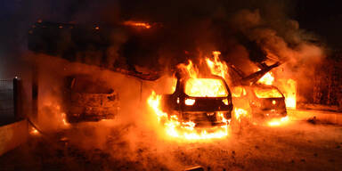 Autos in Carport komplett ausgebrannt