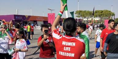 Iran-Fans in Katar zeigten Unterstützung für Proteste