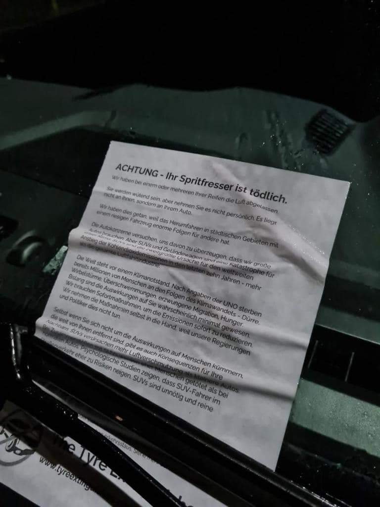 Klima-Radikale stechen jetzt Autoreifen auf