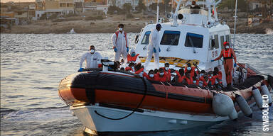 Migranten in Boot vor Lampedusa