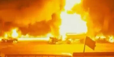Auto rammt Tank-LKW: Highway in Flammen