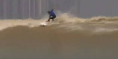 China: Surfer reiten seltene Flutwellen