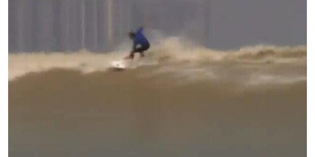 China: Surfer reiten seltene Flutwellen 
