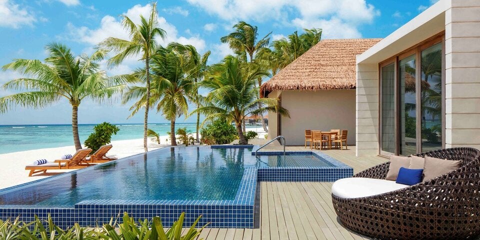 Jede Villa im Radisson Blu Resort Maldives hat einen privaten Pool.
