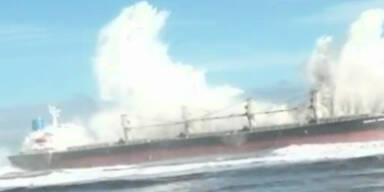 Frachtschiff durch Riesenwelle zerstört