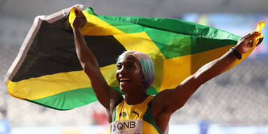 Sprint-Star Shelly Fraser-Pryce mit wehender Jamaika-Flagge