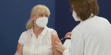 Frau bei Impfung