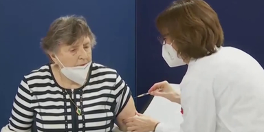 Frau beim impfen