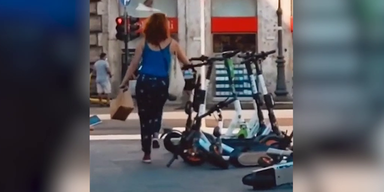 Frau in Italien stößt E-Scooter um