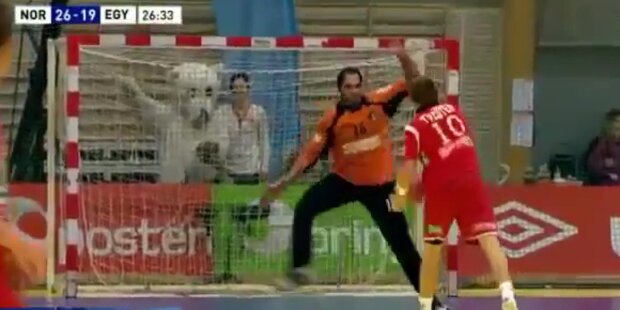 Penalty: Handballspieler trickst Tormann aus
