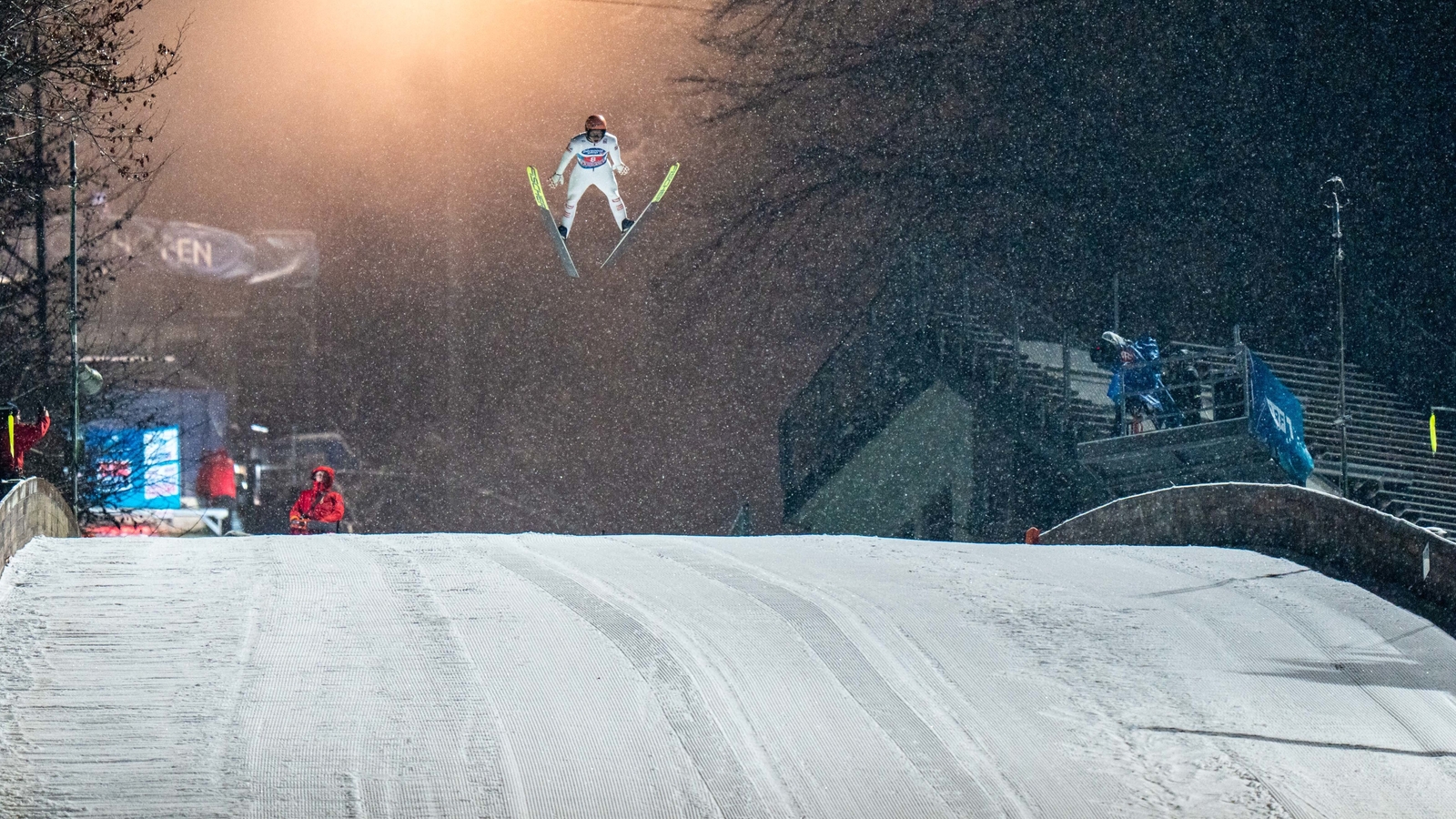 Skispringen in MaracanãStadion und DubaiIndoorArena als FISVisionen