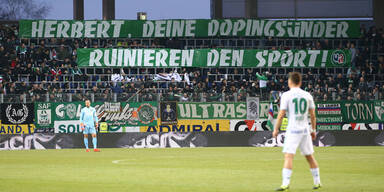 Rapid-Fans mit Doping-Banner gegen Kickl