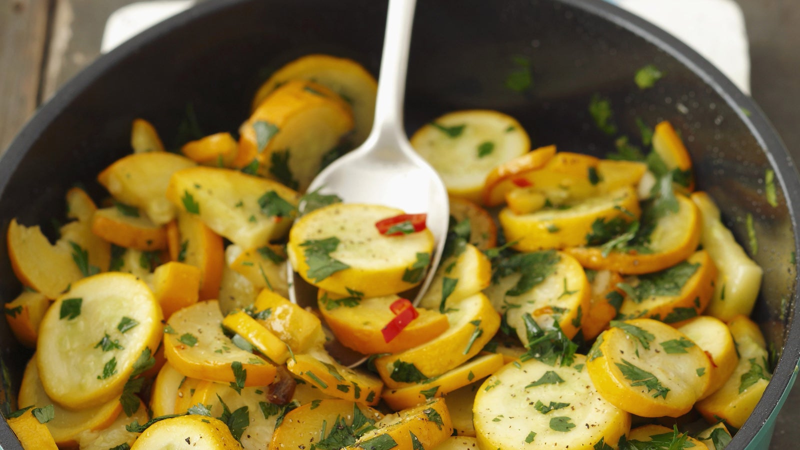Gelbe Zucchini mit Knoblauch - Cooking