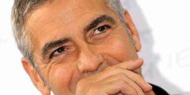 George Clooney scherzt mit den Reportern