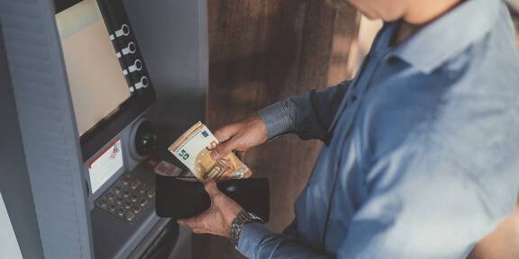 Messer-Überfall vor Bankomaten