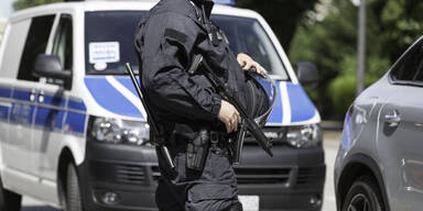 Deutscher SEK-Polizist mit Maschinenpistole