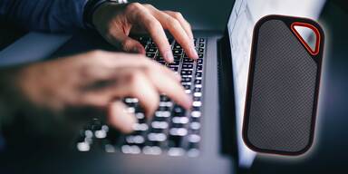 Mann schreibt auf Tastatur - Festplatte