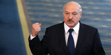 Lukaschenko gestikuliert mit der Faust