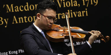 Andrew Ling spielt auf der "Joachim-Ma Stradivarius"