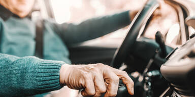 88-Jähriger kracht mit Auto auf Spielplatz: Führerschein weg!