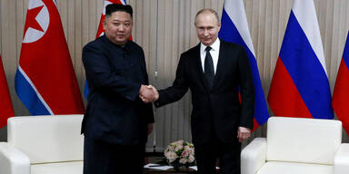 Kim Jong-Un und Waldimir Putin schütteln sich die Hand